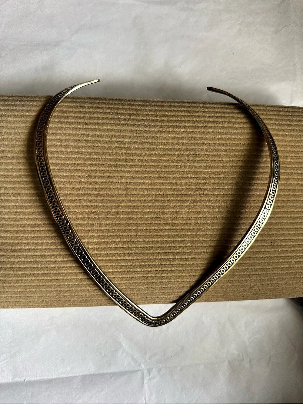 Best vintage gold-tone "V" shape collar choker necklace